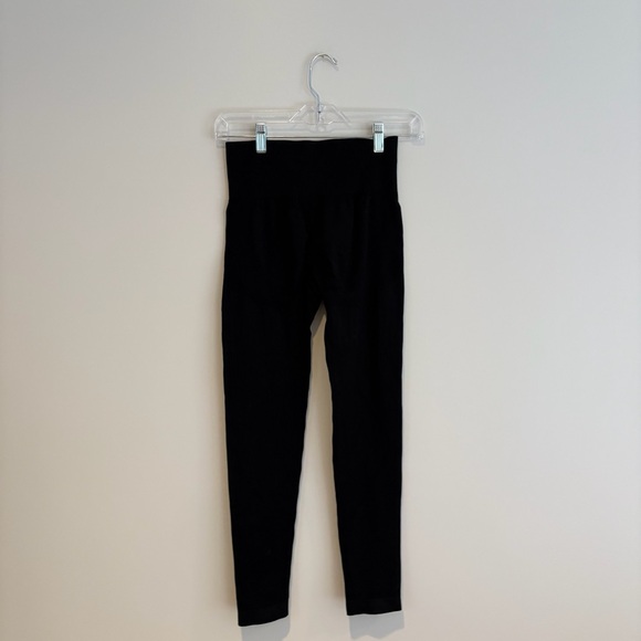 HALARA Soft Seamless Flow Ribbed High Waisted Tummy Control Yoga 7/8 Leggings - Picture 3 of 8